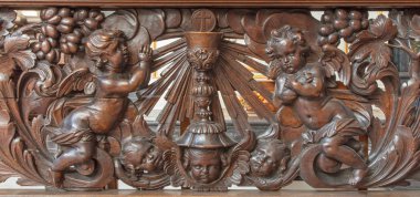 Bruges, Belçika - 13 Haziran 2014: angel ve fincan kabartma eucharist sembol olarak karmelietenkerk (carmelites Kilisesi) Karmelit victor van de heilige tarafından oyulmuş jacob 17. yüzde.