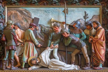 Bruges, Belçika - 13 Haziran 2014: İsa haçın düşer. İsa'nın tutkusu bir parçası olarak St giles Kilisesi (sint gilliskerk) kabartma döngüsü.