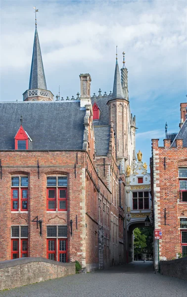 Bruges - Rückseite des Rathauses und blinde ezelstraat. — Stockfoto