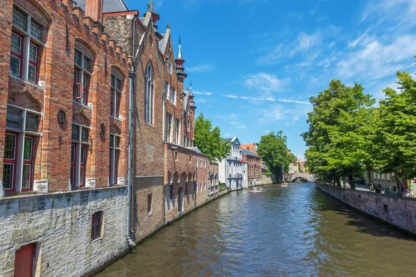 Brujas - Mira desde la calle Steenhouwersdijk al canal típicamente casas de ladrillo . — Foto de Stock