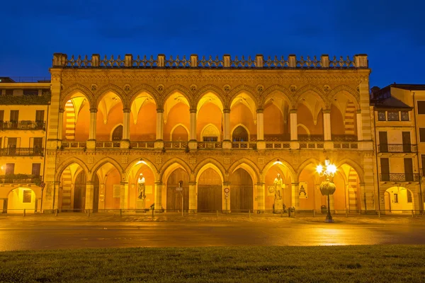 Padua, Italien - den 10 september, 2014: det venetianska palatset nära i prato della vale i kväll skymning. — Stockfoto