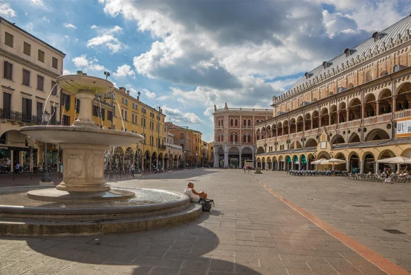 Padwa, Włochy - zm. 10 września 2014: piazza delle erbe w wieczór zmierzch i palazzo ragione. — Zdjęcie stockowe