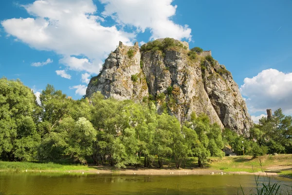 As ruínas do castelo de Devin perto de Bratislava — Fotografia de Stock