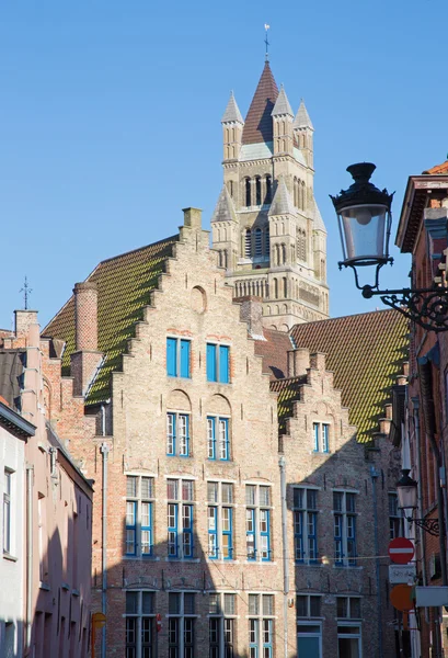 Bruggy, Belgie - 13 červen 2014: Katedrála svatého Salvátora (salvatorskerk) v pozadí a obvykle cihlový domy. — ストック写真