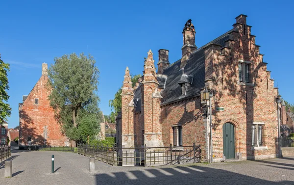 Bruges - Una delle tipiche case Begijnhof in luce serale . — Foto Stock