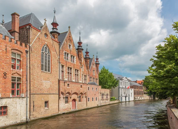 Bruges - Look from Steenhouwersdijk street to canal typically brick houses. — Stock Photo, Image