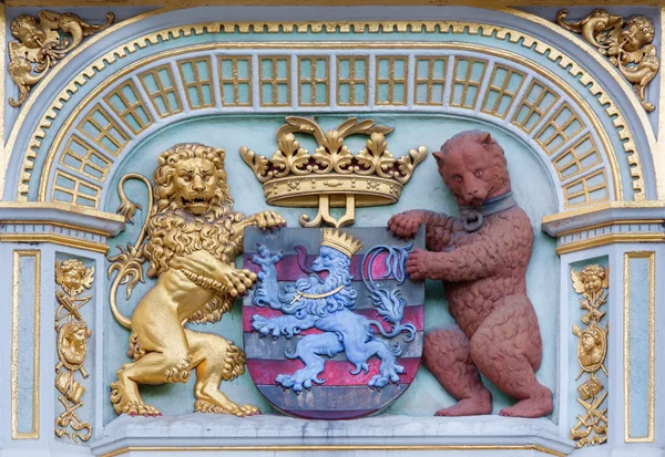 Bruges, Belçika - 12 Haziran 2014: burg Meydanı ve evinden şehir Bruges Hanedanlık armaları.