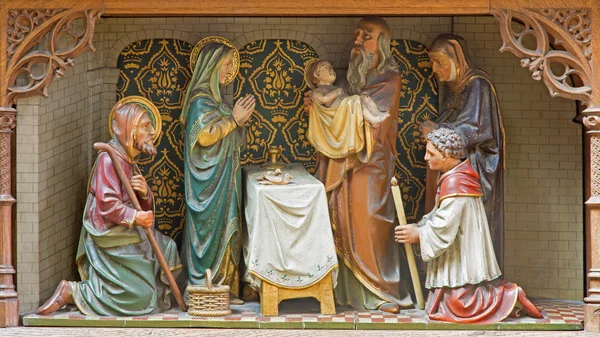 MECHELEN, BELGIQUE - 14 JUIN 2014 : Groupe sculpté de la Présentation de Jésus dans la scène du Temple sur le nouvel autel gothique de l'église Notre-Dame de l'autre côté de Dyle . — Photo