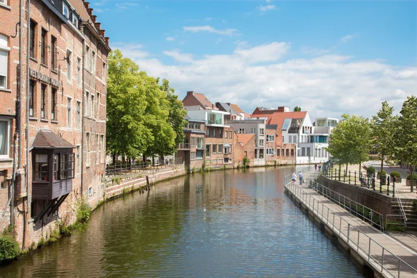 MECHELEN, BÉLGICA - 14 DE JUNIO DE 2014: Canal y paseo marítimo . — Foto de Stock