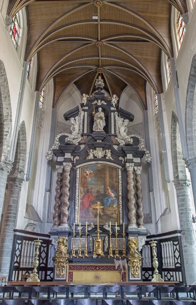 Brugia, Belgia - 12 czerwca 2014: ołtarz główny i prezbiterium w kościele st. jacobs (jakobskerk). — Zdjęcie stockowe