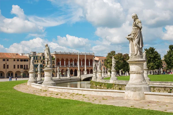 Padua, italien - 10. september 2014: prato della valle aus süd-ost und venezianischer palast im hintergrund. — Stockfoto