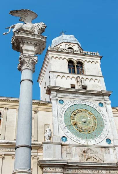 Padua, Italië - 9 september 2014: piazza dei signori square en torre del orologio (astronomische klokkentoren) en st. mark kolom op piazza dei signori vierkante. — Stockfoto