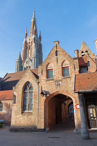 Bruges Gereja Bunda Maria dari halaman Rumah Sakit Saint John (Sint Janshospitaal) dalam cahaya senja — Stok Foto