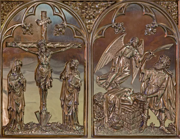 Brugge, Belçika - 13 Haziran 2014: çarmıha germe ve İbrahim neogothic teklif metal kabartma St giles (sint gilliskerk브루 제, 벨기에-2014 년 6 월 13 일: 십자가 아브라함 덜컹거리며 제공 금속 세인트 자일 스 (신 gilliskerk에에서 구호).