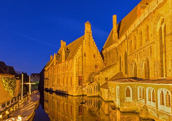 Brugge - saint john hospital (sint janshospitaal) in der Abenddämmerung. — Stockfoto