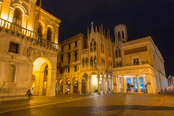 Padova, Itálie - 10 září 2014: caffe pedrocchi a část palazzo del podesta v noci. — Stock fotografie