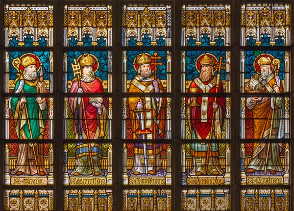 Brugge, België - 12 juni 2014: de saint bisschoppen op de windwopane in st. jacobs kerk (jakobskerk). — Stockfoto