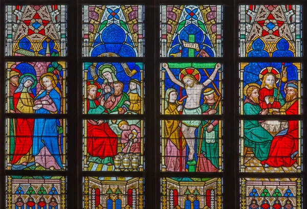 BRUGES, BÉLGICA - 12 DE JUNIO DE 2014: Las escenas del Nuevo Testamento en el cristal de la ventana en la Catedral de San Salvador (Salvatorskerk) por el artista de vidrieras Samuel Coucke (1833 - 1899 ) — Foto de Stock