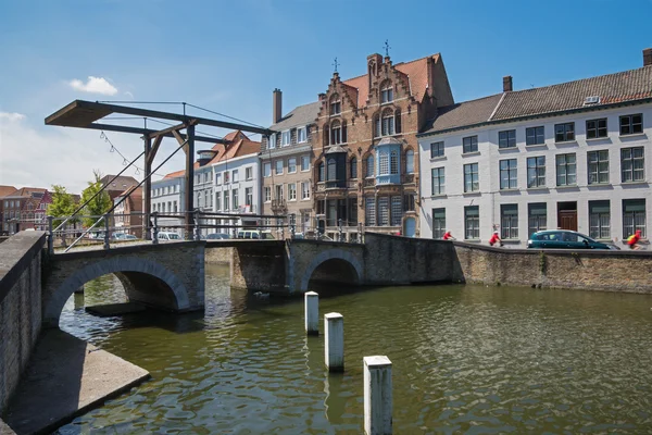 BRUGES, BÉLGICA - 13 DE JUNIO DE 2014: Pequeño puente basculante y típicamente casa sobre el canal desde la calle Sint Annarei . —  Fotos de Stock