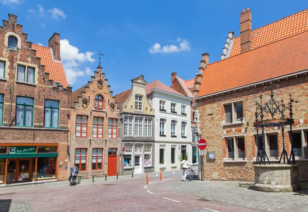 Bruggy, Belgie - 13 červen 2014: obvykle cihlový dům od ulice st. jacobstraat. — Stock fotografie