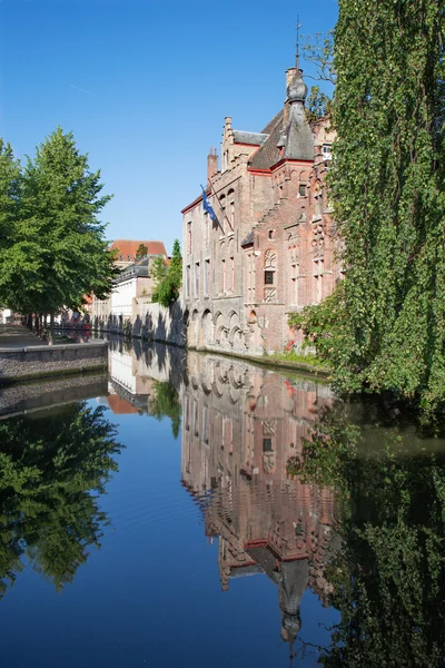 Bruges - Look from Gruuthusesstraat street to canal typically brick houses. — Stock Photo, Image