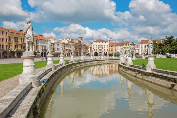 Padua, Italië - 10 september 2014: prato della valle uit Zuid-. — Stockfoto