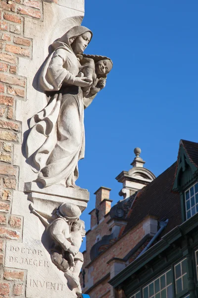 BRUGES, BELGIUM - JUNE 13, 2014: The modern statue of Madonna on the edge of house. — Stock Photo, Image