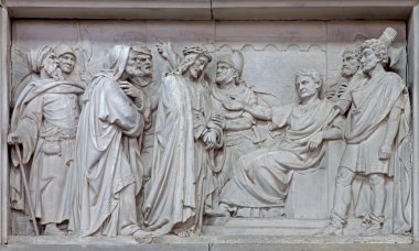 Mechelen, Belçika - 14 Haziran 2014: taş kabartma Pilatus İsa Kilisesi kadınımız de dyle.