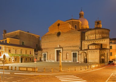 Padova, İtalya - 10 Eylül 2014: santa maria assunta (duomo) ve akşam karanlığında, vaftizhane katedral.