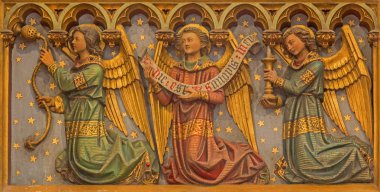 Bruges, Belçika - 12 Haziran 2014: Angels from yan altar'ın St salvator cathedral (salvatorskerk içinde oyulmuş neogothic yardım).