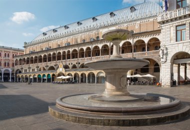Padova, İtalya - 8 Eylül 2014: piazza delle erbe akşam alacakaranlık ve palazzo ragione içinde.