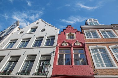 Bruges, Belçika - 13 Haziran 2014: genellikle ev breidelstraat sokak.