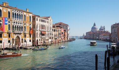 Venice, İtalya - 12 Mart 2014: canal grande altında ponte accademia ve kilise santa maria della salute