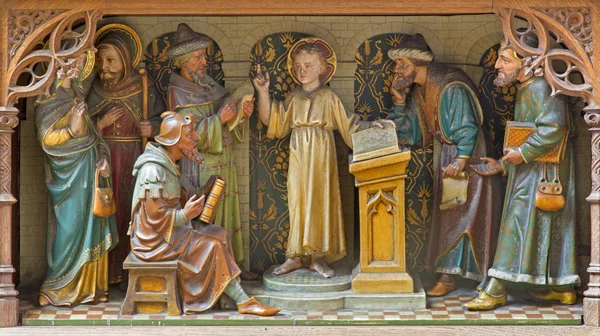 MECHELEN, BELGIQUE - 14 JUIN 2014 : Groupe sculpté - Garçon Jésus enseignant dans la scène du Temple sur le nouvel autel gothique de l'église Notre-Dame de l'autre côté de Dyle . — Photo