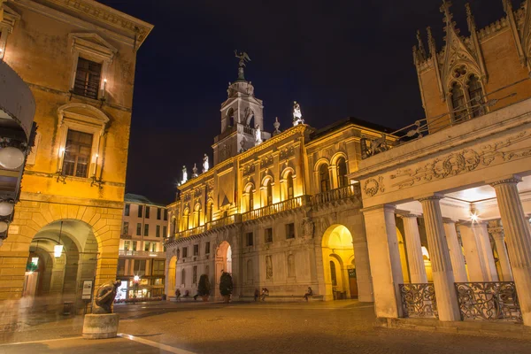 Padwa, Włochy - zm. 10 września 2014: caffe pedrocchi i palazzo podesta del w nocy. — Zdjęcie stockowe