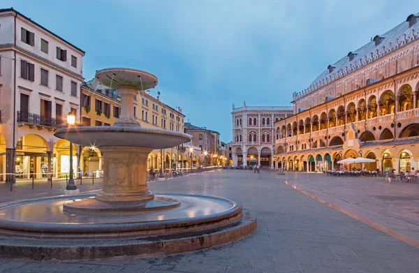 Padova, Itálie - 9 září 2014: piazza delle erbe v večer za soumraku a palazzo ragione. — Stock fotografie