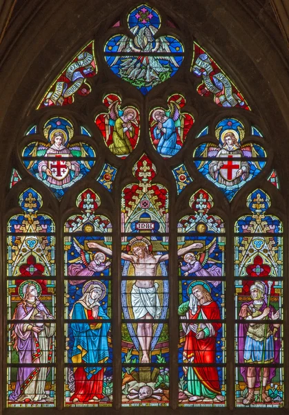 BRUGES, BELGIUM - JUNE 12, 2014: The Crucifixion on the windowpane in St. Salvator 's Cathedral (Salvatorskerk) by stained glass artist Samuel Coucke (1833 - 1899 ). — стоковое фото