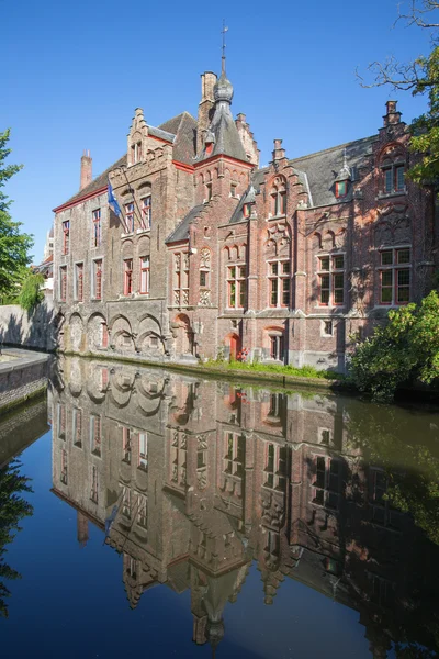 Bruges - Blick von der Dijver Street zum Kanal mit dem Spiegel typischer Backsteinhäuser. — Stockfoto