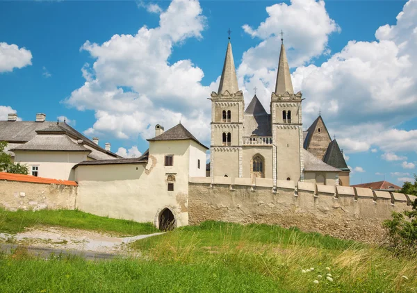Spišská kapitula - saint martins gotische kathedraal en de muur van fortness vanuit het westen. UNESCO monument. — Stockfoto