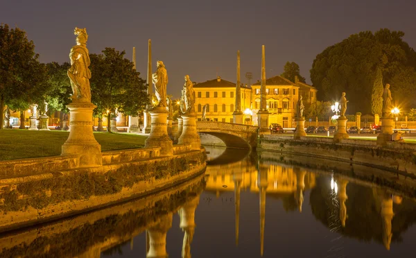 Padua - Prato della Valle de noche . —  Fotos de Stock