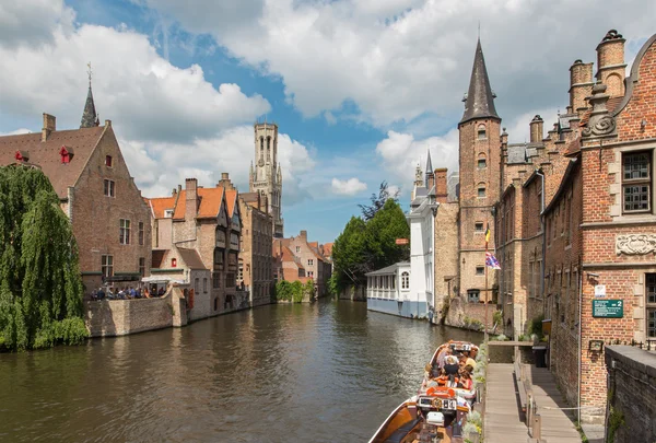 BRUGES, BÉLGICA - 13 DE JUNIO DE 2014: Vista desde el Rozenhoedkaai en Brujas con la casa Pérez de Malvenda y Belfort van Brugge en el fondo . — Foto de Stock