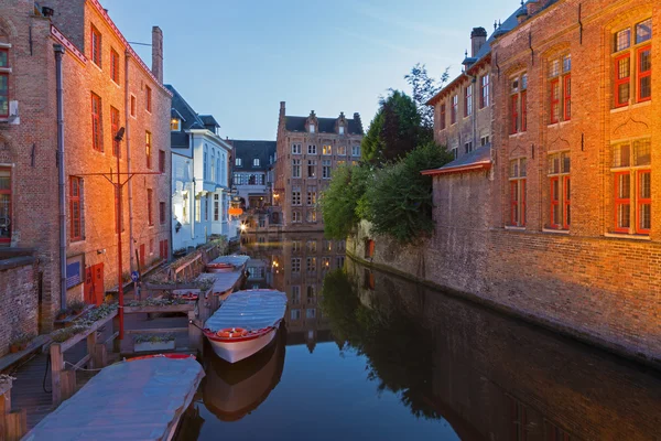 Bruges - Cherchez à former un canal pont sur la Blinge Ezelstraat au crépuscule — Photo