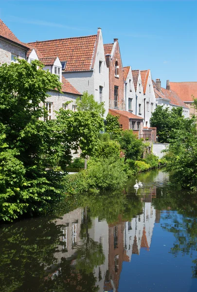 BRUGES, BELGIUM - JUNE 12, 2014: Canal from Grauw Werkerssraat street — Stock Photo, Image