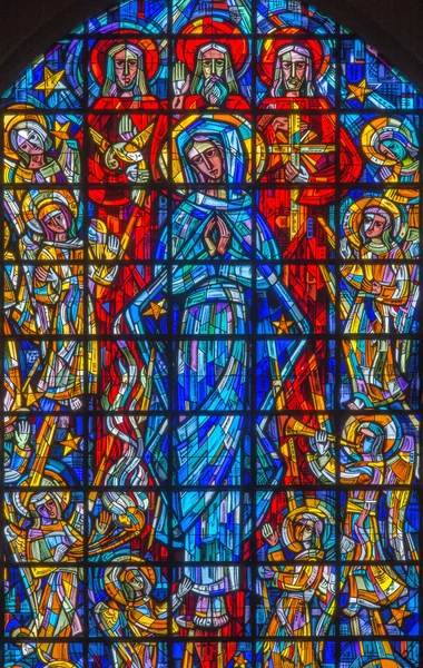 BRUSELAS, BÉLGICA - 15 DE JUNIO DE 2014: La Virgen María y la Trinidad de la ventana moderna en la iglesia de San Nicolás —  Fotos de Stock