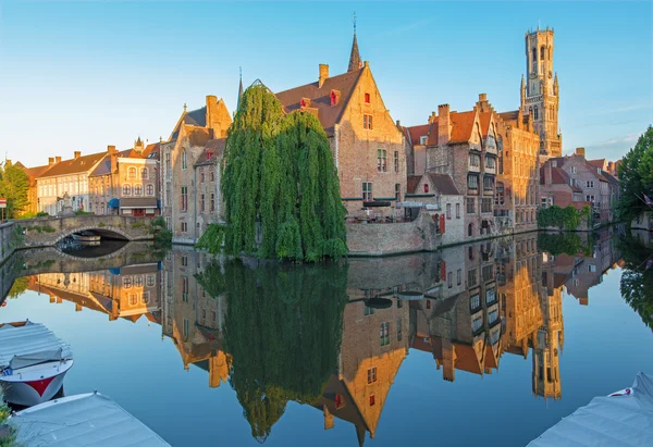 Brugge - vy från rozenhoedkaai i brugge med perez de malvenda huset och belfort van brugge i bakgrunden i morgonljuset. — Stockfoto