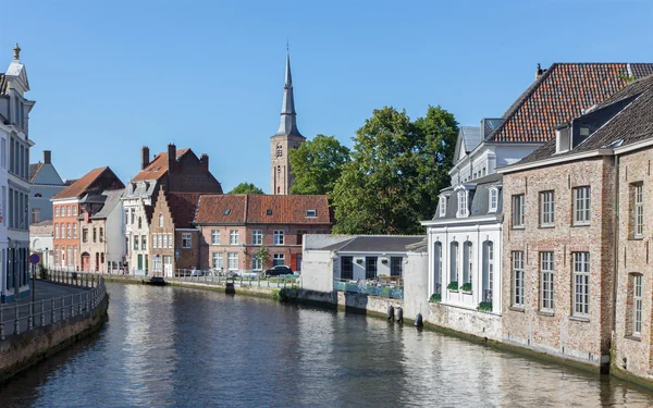 Brugge, België - 12 juni 2014: typisch huis over het kanaal van sint annarei straat met de kerk van st. ann op de achtergrond. — Stockfoto