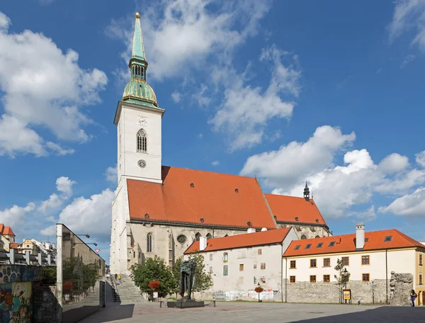 Bratislava, Slovensko - 21. září 2014: katedrála st. martins z jihu a památník holocaustu. — Stock fotografie