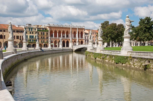 Padua, italien - 10. september 2014: prato della valle aus süd-ost. — Stockfoto