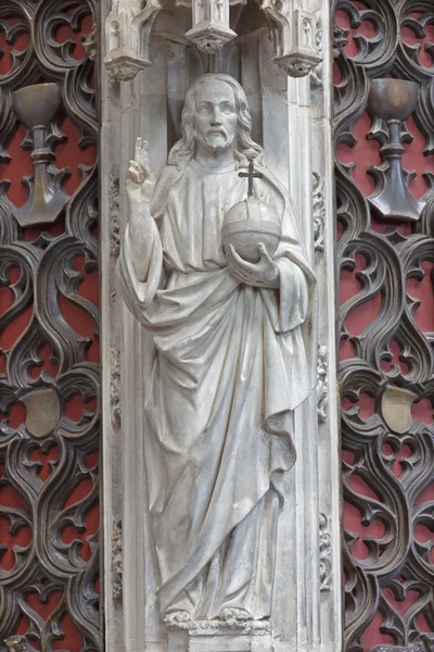 MECHELEN, BÉLGICA - 14 DE JUNIO DE 2014: La estatua de Cristo Pantocrador del pastroforio gótico en la iglesia Nuestra Señora al otro lado de Dyle . —  Fotos de Stock