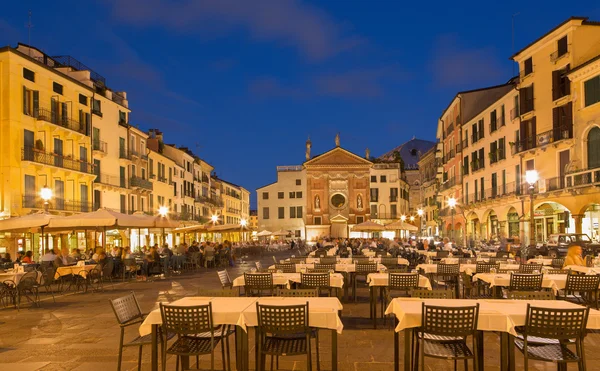 Padua, Italië - 11 september 2014: aan het piazza dei signori vierkant met de kerk van san clemente in de achtergrond in de avond schemering. — Stockfoto